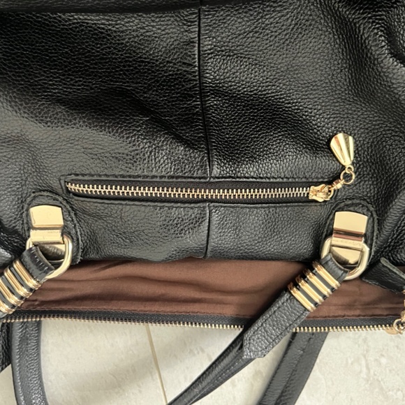 Black leather bag with gold accents and ‘swallow’/bird charm or labrl - Picture 4 of 7